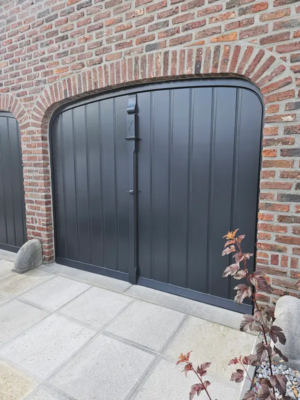 Antracietkleurige garagedeur