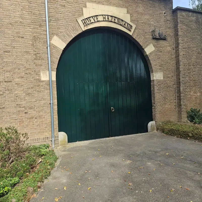Groene boogpoort van een hoeve