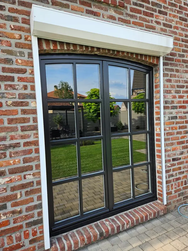Houten boogkozijn, strak in de lak